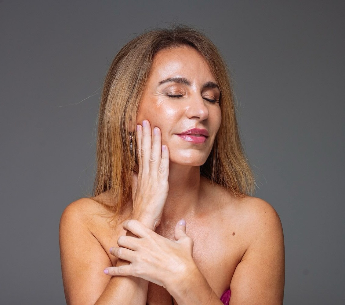 Verónica Fernández, con los ojos cerrados, apoya la mano sobre su mejilla