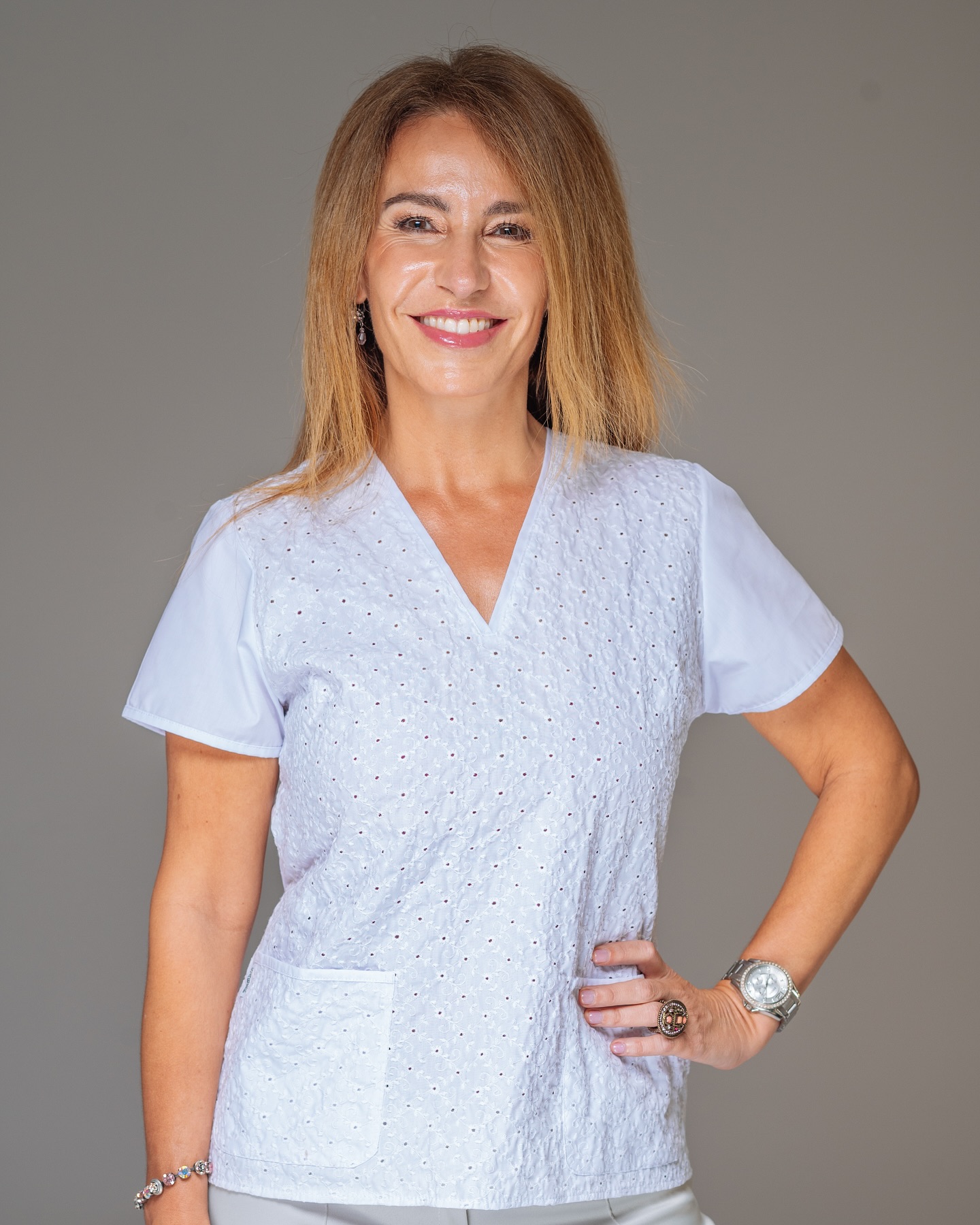 Retrato de Verónica Fernández, sonriente, con su ambo blanco bordado